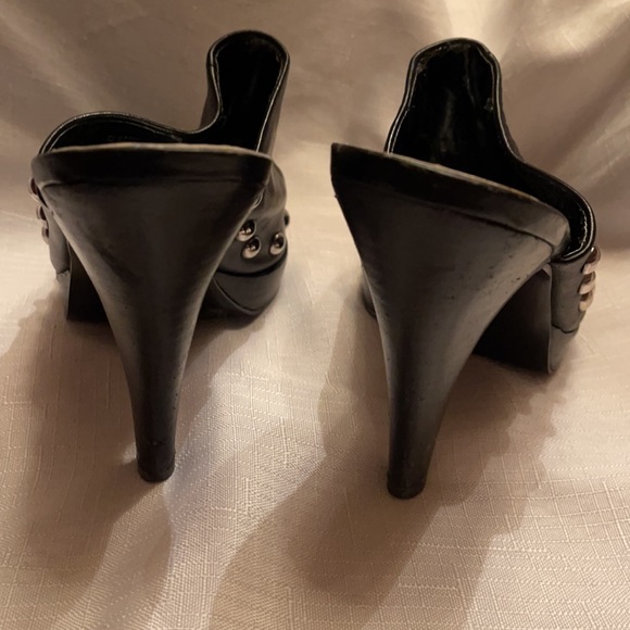 BCBG black leather size 7B mule with silver buttons - Picture 6 of 7